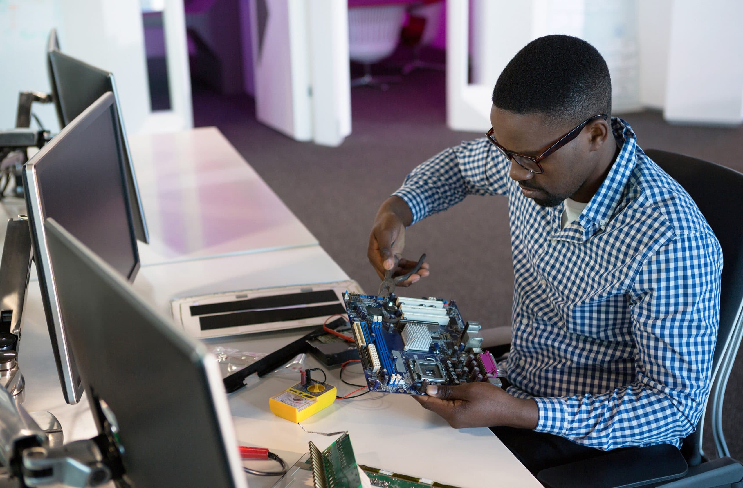 Teknisi Komputer Profesional Beruang Komputer